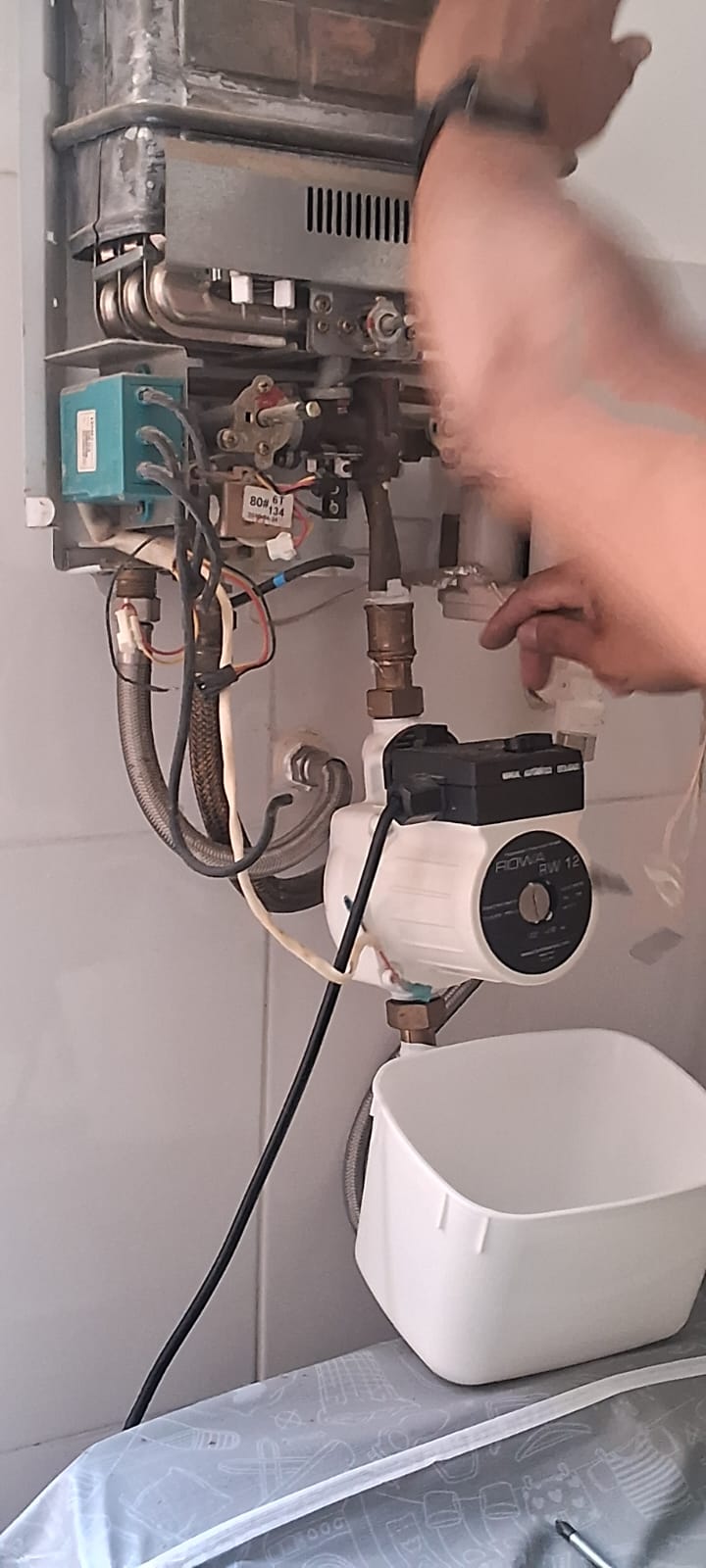 Manutenção preventiva de aquecedor a gás - Técnico especializado V8